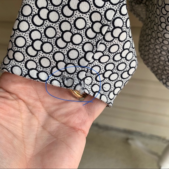 •ANN TAYLOR• Graphic Keyhole Blouse - Size Small - Picture 7 of 9